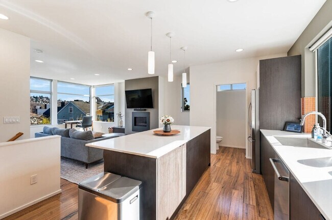 Building Photo - 2323 W Crockett St