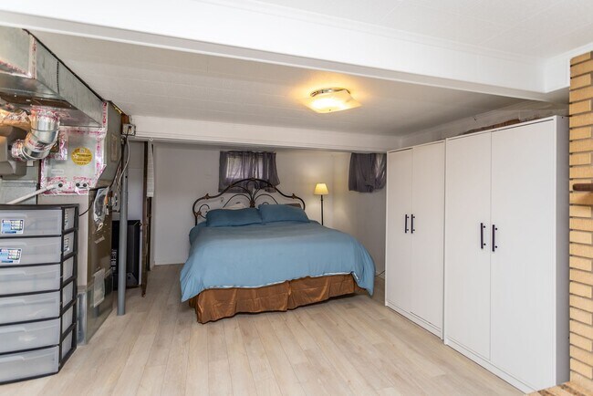 Building Photo - Lovely Downtown Property!