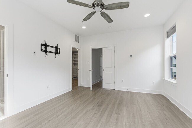 Building Photo - Beautiful 4 BR/4.5 BA EOG Townhome in Laurel!