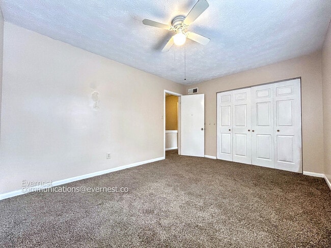 Building Photo - 925 Pine Oak Trl