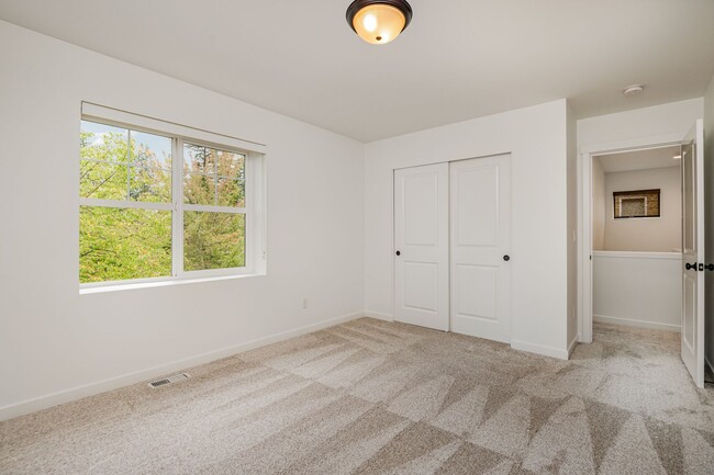 Building Photo - North East Facing 4 bed 3 bath ready for m...