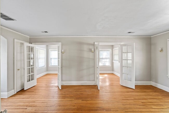 Building Photo - Charming 3-Bed Home Near UMKC with Hardwoo...