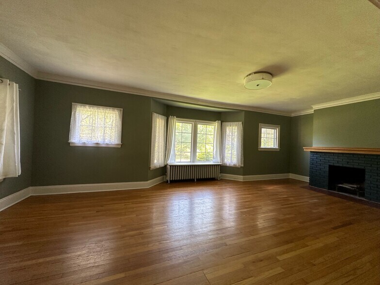 Building Photo - 2433 Woodmere Dr