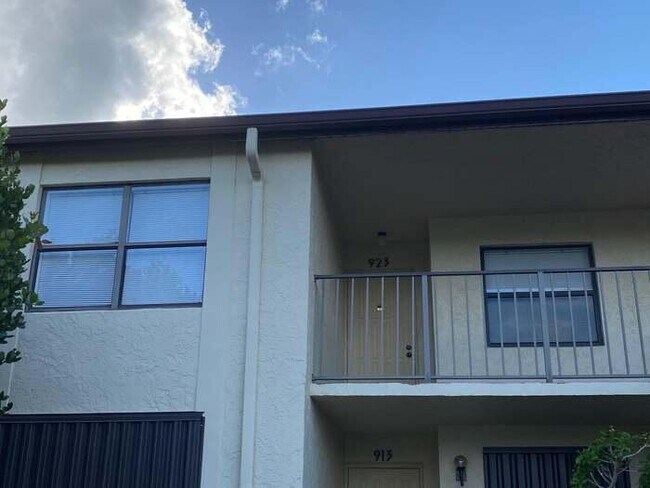 Building Photo - 7879 Willow Spring Dr