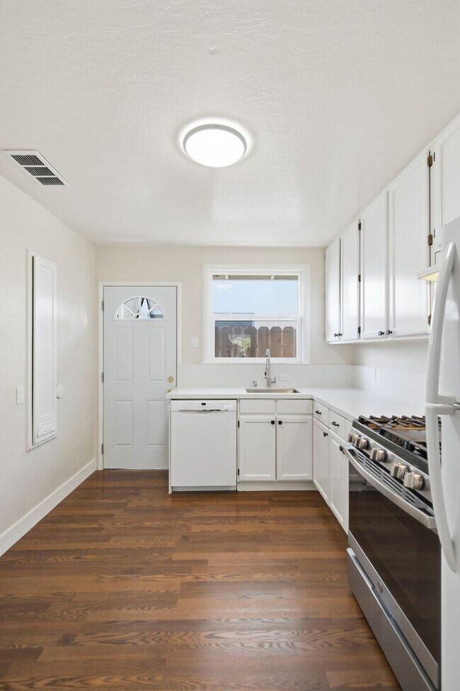 Building Photo - 541 Jackson Ave