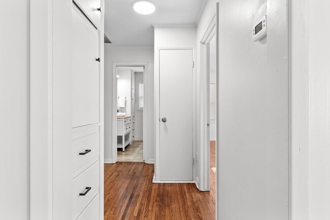 Building Photo - 3BR/1BA Home with W/D Hookups + Holiday Move-In Special $150 !!