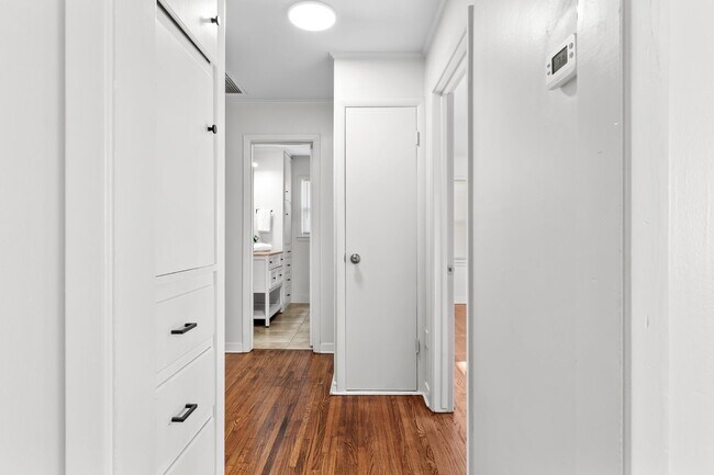 Building Photo - 3BR/1BA Home with W/D Hookups + Holiday Move-In Special $250 !!