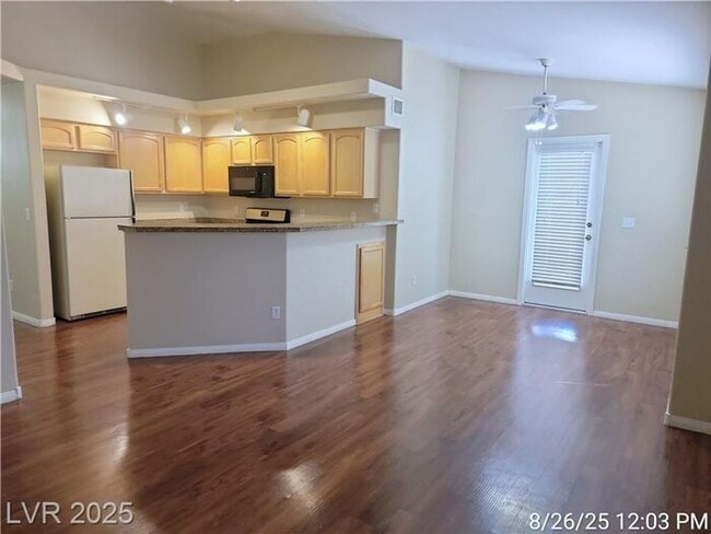 Building Photo - Bright Upstairs Unit with Vaulted Ceilings...