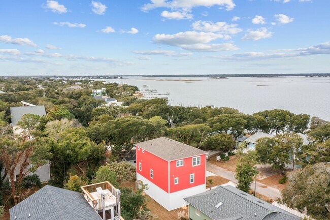 Building Photo - 5603 Sound Dr