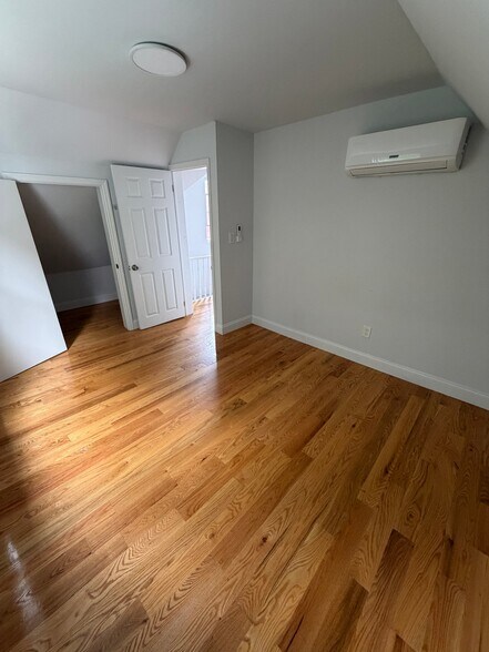 Building Photo - 2760 Bainbridge Ave
