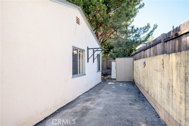 Building Photo - 2025 Broadview Dr