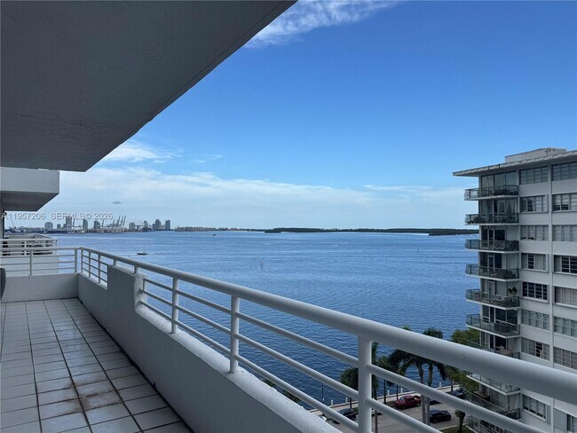 Building Photo - 1402 Brickell Bay Dr