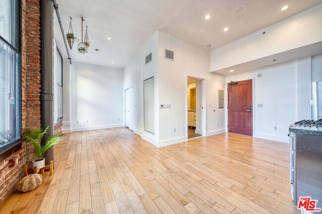 Primary Photo - 460 S Spring St