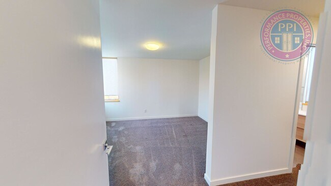 Building Photo - Modern Townhome In SE  2 Bdrm +Loft- Large...