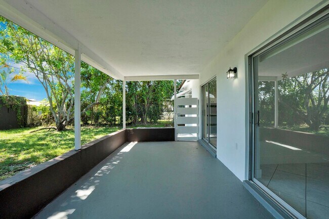 Building Photo - Sunrise Gem: Updated 2-Bed, 2-Bath with Ga...