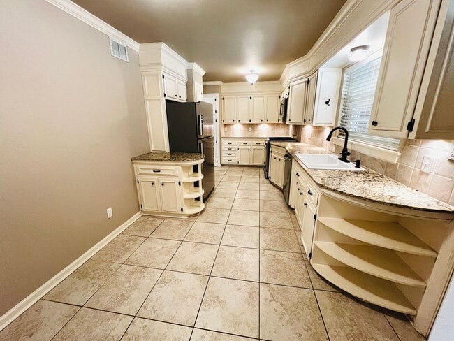 Building Photo - Beautifully, Corner-Lot 3BD 2BA Home in Be...