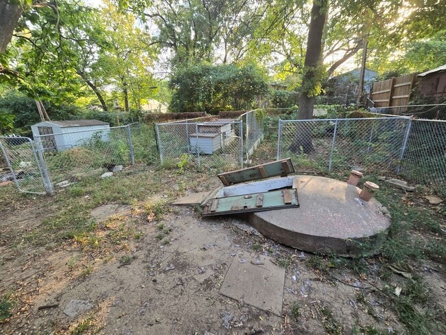 Building Photo - 3 bed 1 bath W/ back yard bunker!