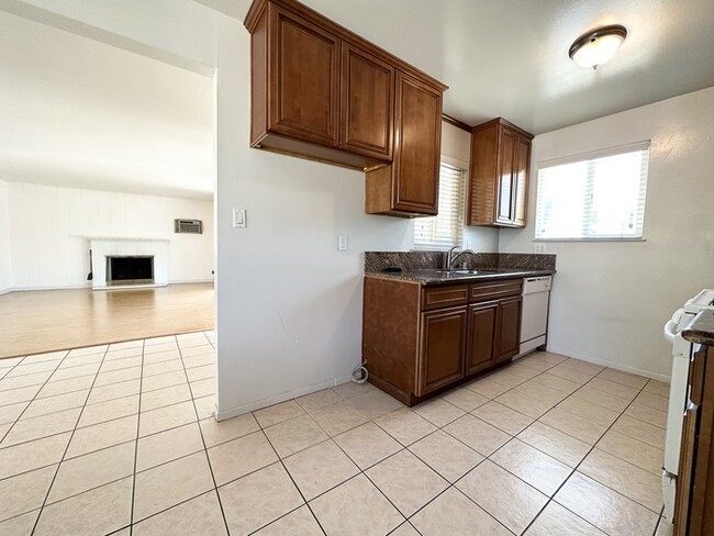 Building Photo - 3 bedroom 1 bathroom home located in Sacra...