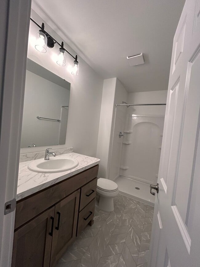 Building Photo - 3 Bed 3 Bath TownHome