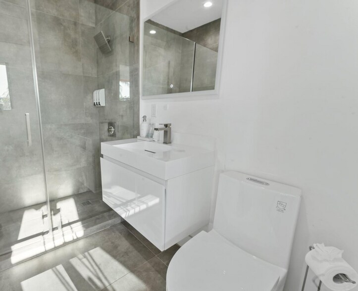 Building Photo - 7610 Bayside Ln