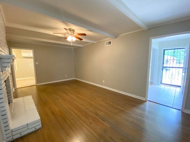 Building Photo - Large 3 bed, 2 bath home near Raines and I...