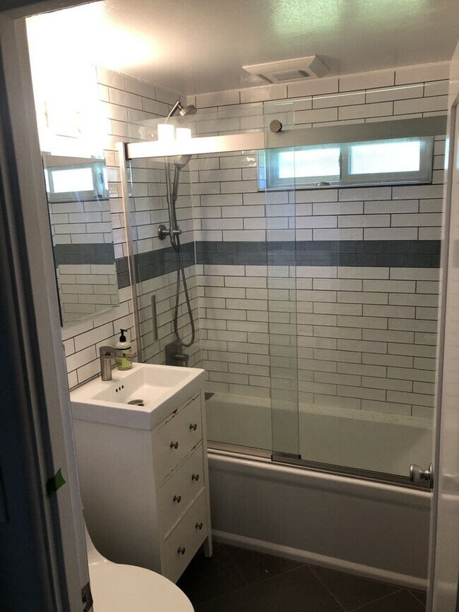 Building Photo - Charming 3-bed, 1 bath Home in North Seattle!