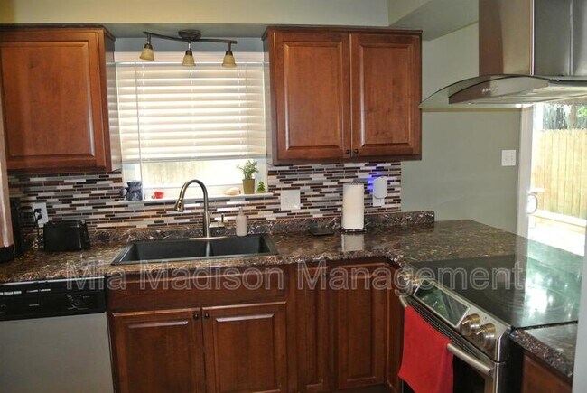 Building Photo - 138 Holland Park Cir