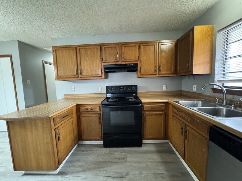 Building Photo - 6 Rosewood Pl