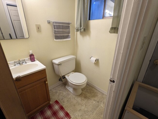 Building Photo - 206 Cherry St