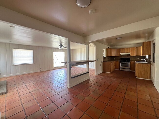 Building Photo - 3 Bedroom 1 Bathroom House with Spacious L...
