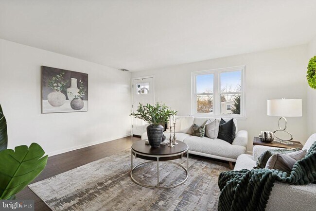 Building Photo - 303 Lemon St