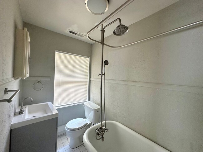 Building Photo - COMING FRIDAY!!!  Renovation Complete!   N...