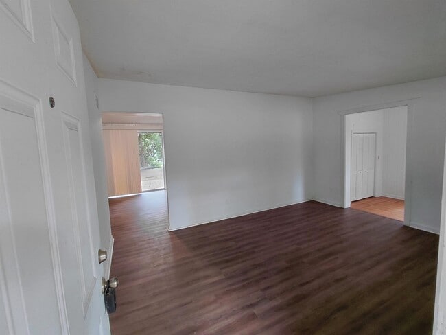Building Photo - 2412 Almond Dr