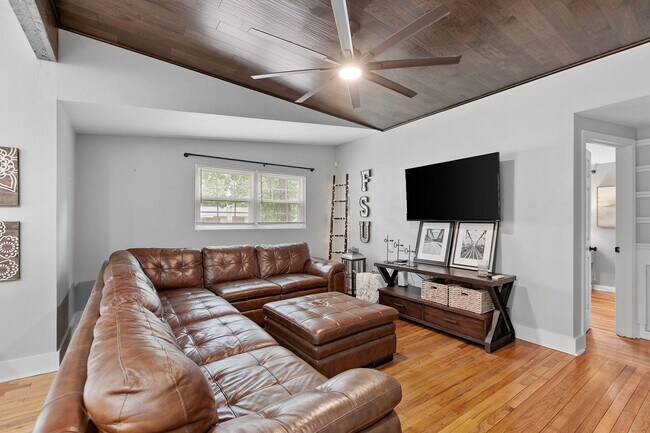 Building Photo - 3/2 House by TMH!! Available April!! fully furnished, 6 or 12 month lease available