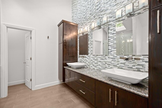 Building Photo - 2110 Oxford Ave