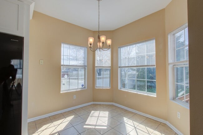 Building Photo - 3 Bed, 2.5 Bath Home Conveniently Located ...