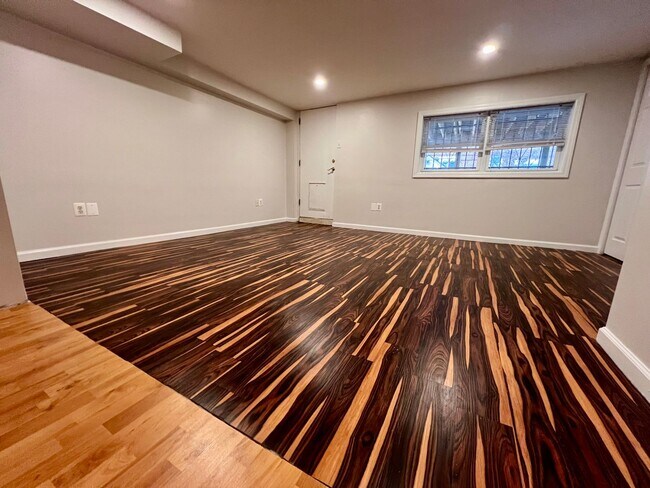 Building Photo - 3-Bedroom Townhome in Parkwood with Finished Basement! Available NOW!