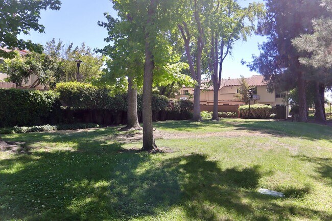 Building Photo - Charming 2-Bedroom Townhouse in Fremont - ...