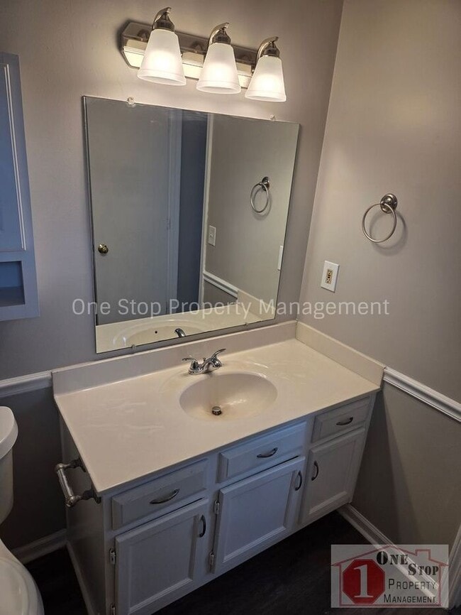 Building Photo - Cozy 3 bedroom 2.5 bathroom in Blue Springs, MO!