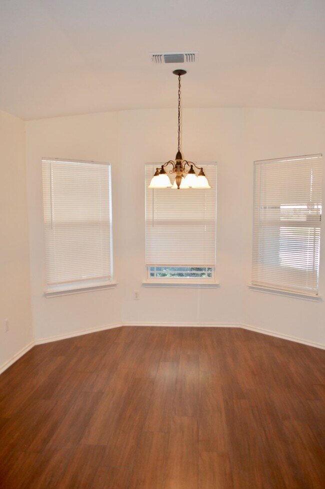 Building Photo - Charming 3 bed 2 bath home in Converse, TX
