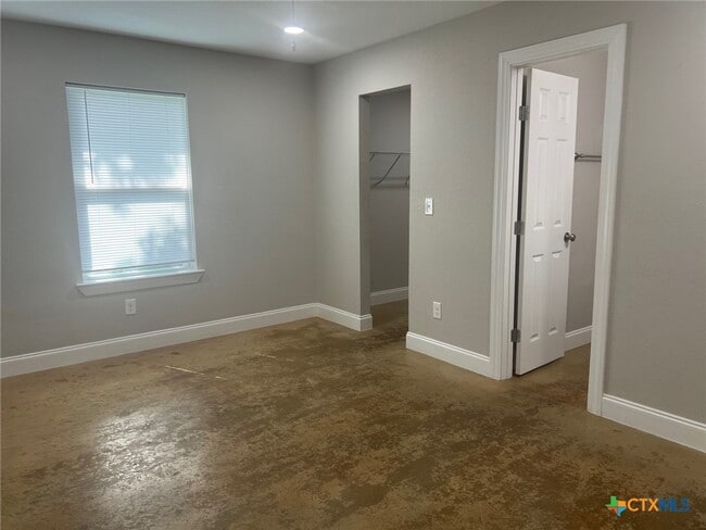 Building Photo - 661 W Austin St