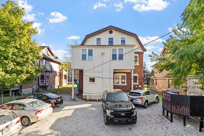 Building Photo - Massive  13-Bedroom House with huge Privat...