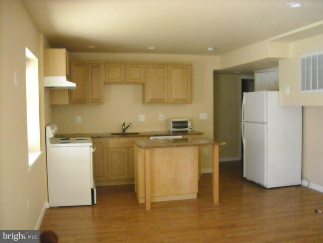 Building Photo - 5615 Minoso Dr