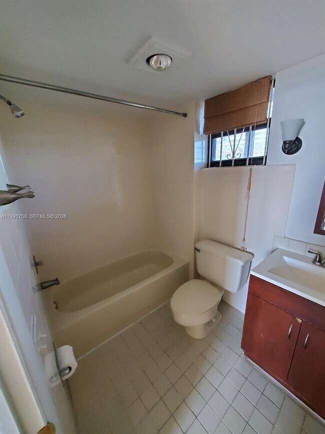 Building Photo - 555 NE 30th St