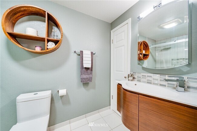 Building Photo - Beautifully Remodeled 2 bed/1.5 Bath Townh...