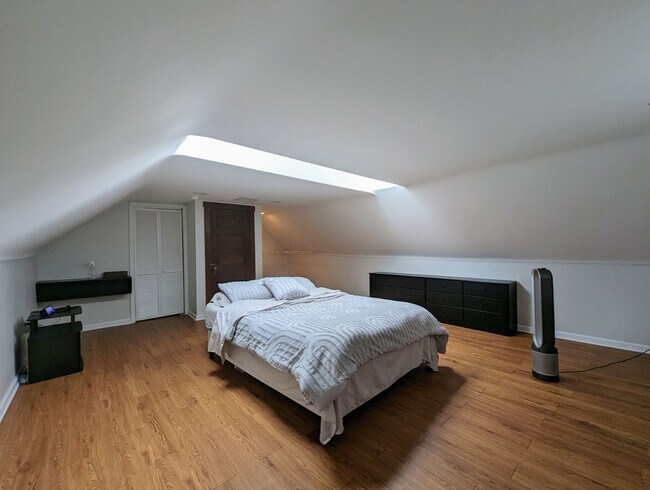 Building Photo - 3-Bedroom Gem with Master Suite and Detach...