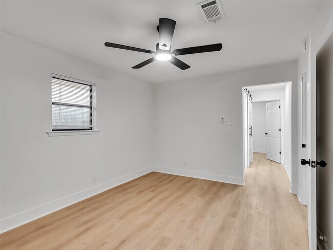 Building Photo - 6026 Diamond Ct
