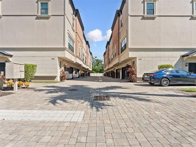 Building Photo - 3421 W Horatio St