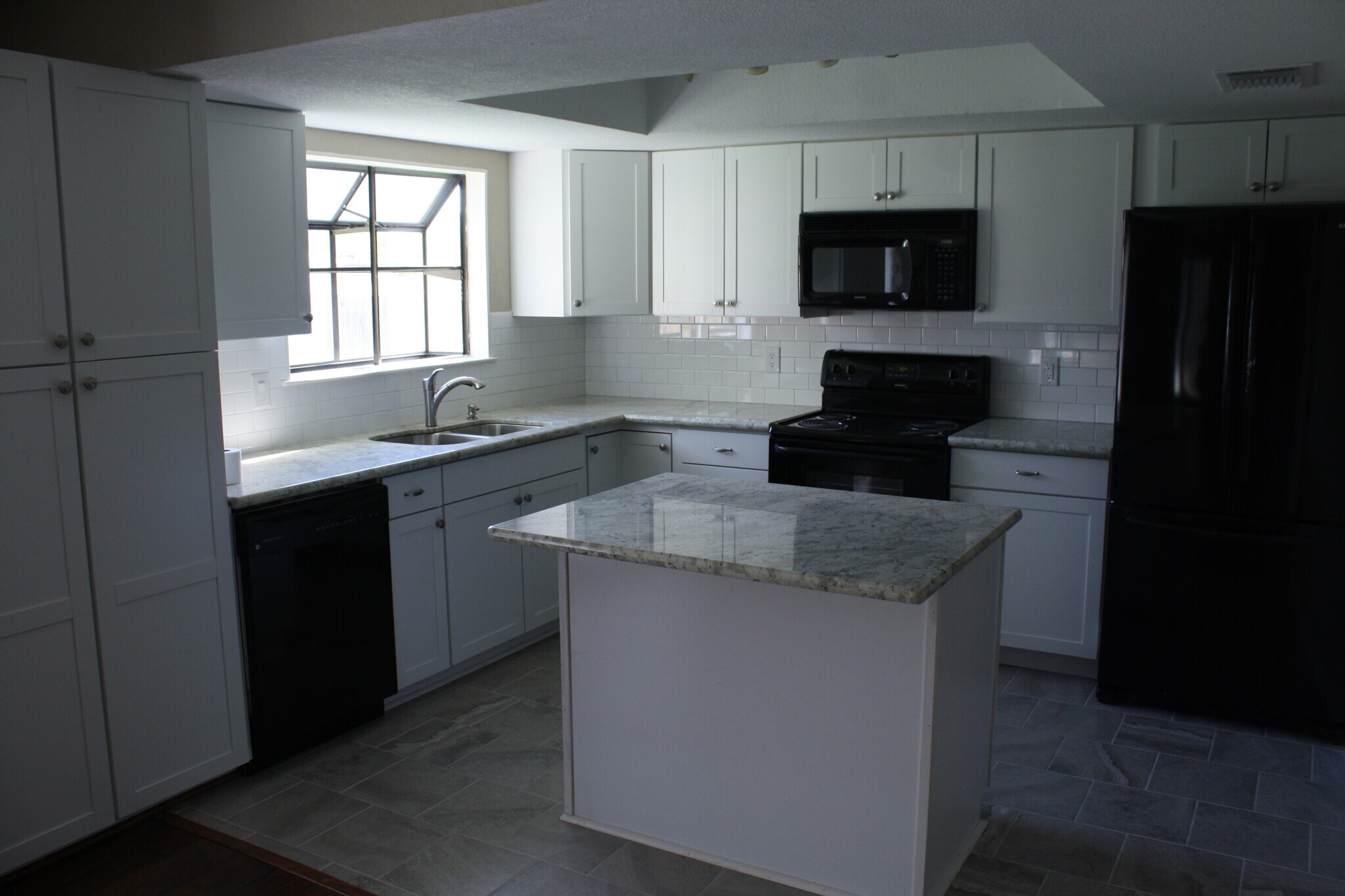 Building Photo - 5354 Maple Vis