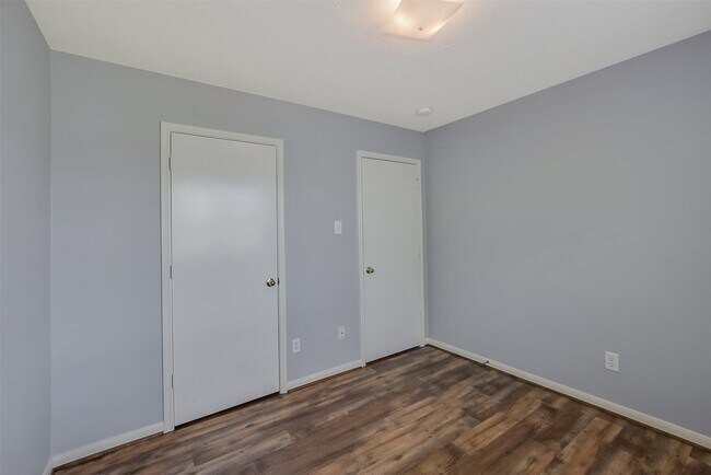 Building Photo - 855 Lake View Dr